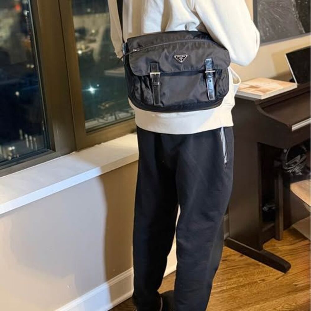 Classic Prada black nylon crossbody Unisex messenger bag 🖤 - Picture 2 of 9